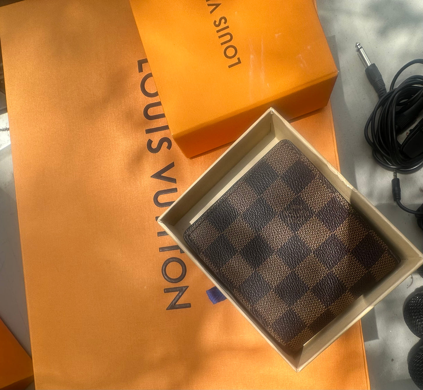 Authentic piece from Louis Vuitton. Louis Vuitton Slander Damier Wallet
100% Authentic
